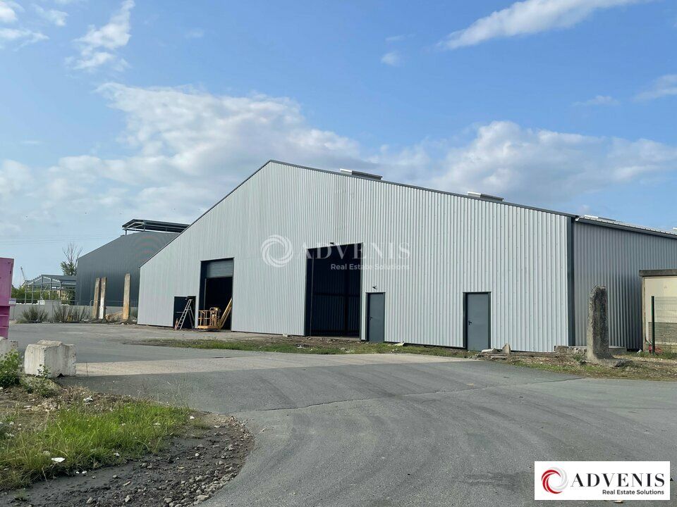 Location local d''activites 1600 m² divisibles à partir de 400 m²