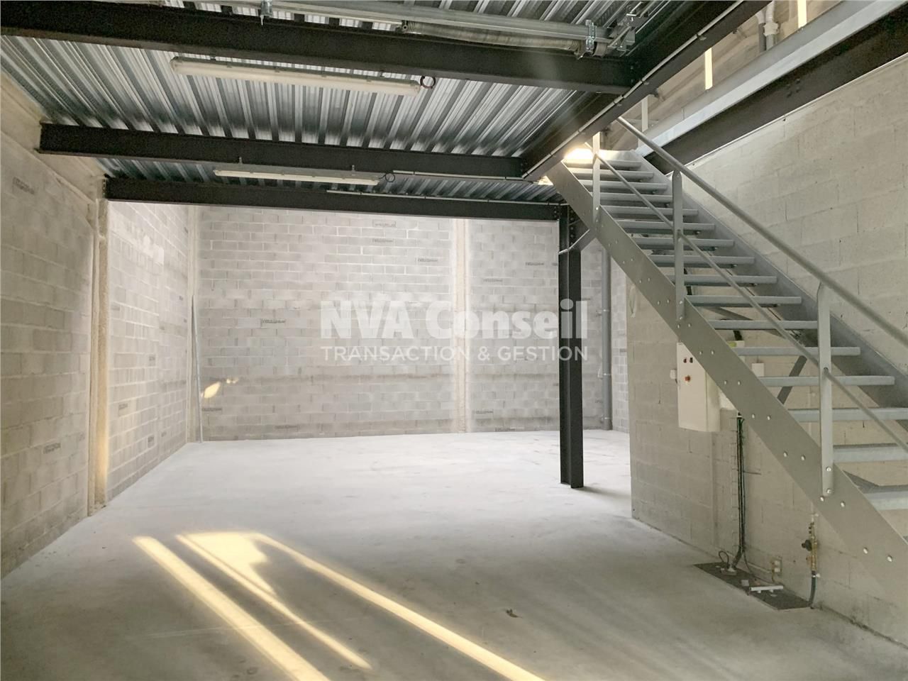 Location local d''activités 240 m² à Franconville