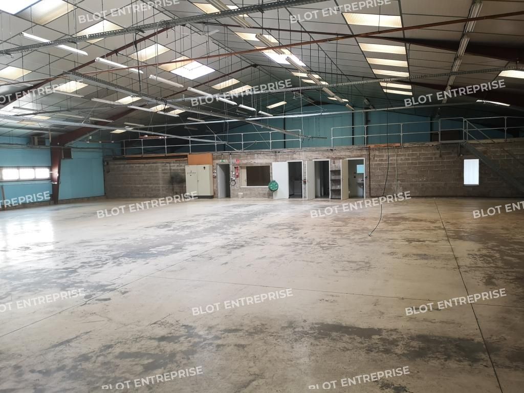 Location entrepôts 750 m² non divisibles