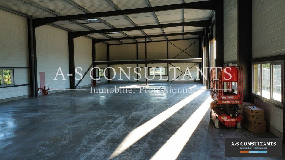 A  louer, 25 minutes de Chambéry, locaux d'activités 280 m² environ avec mezzanine. Belle visibilité, route à fort trafic, 5 minutes sortie autoroute A43. Division possible.