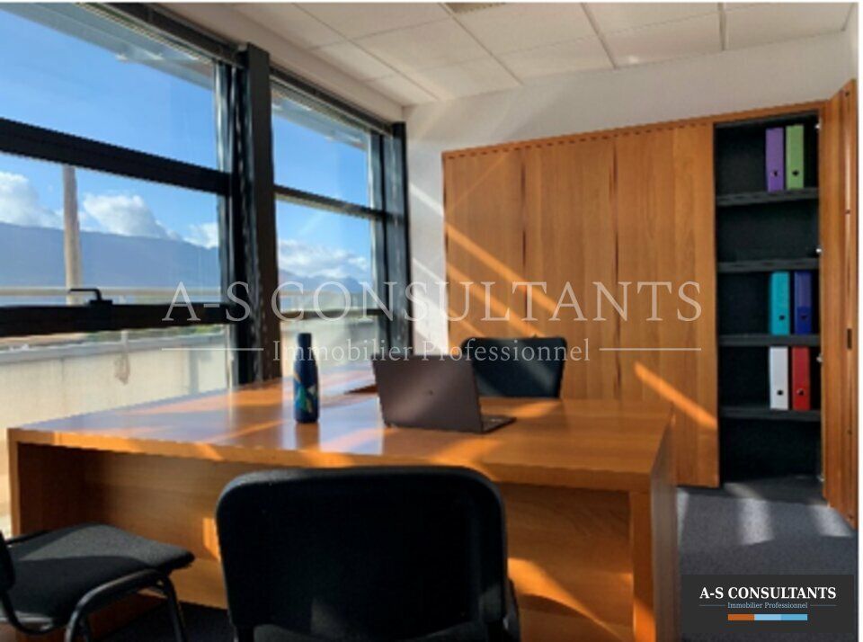 À LOUER, Chambéry, zone du Grand Verger, au dernier étage d'un immeuble, surface de bureaux de 110 m² environ. 5 bureaux cloisonnés et équipés, sanitaire, coin repas. Climatisation. Idéal activités tertiaires.
