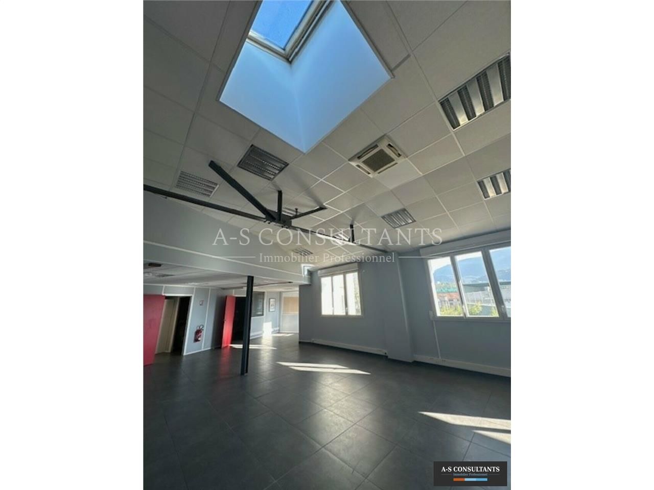 A LOUER - Chambéry (73000) - quartier stade - bureaux - locaux professionnels climatisés - 145 m² environ avec ascenseur + 7 places de stationnement privatives.