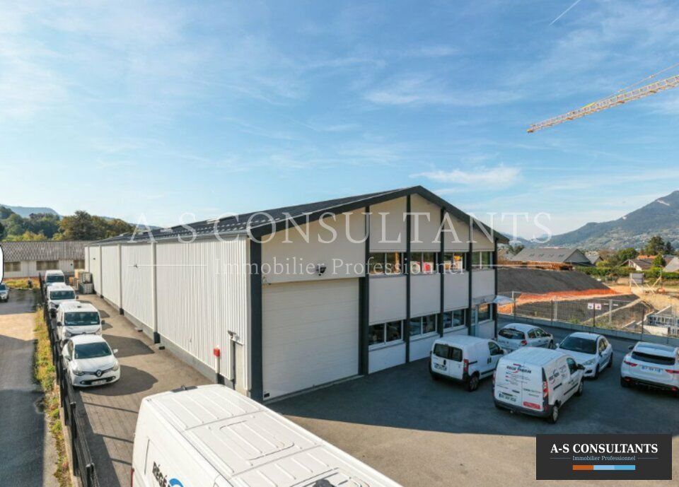 A louer, locaux en cours de réhabilitation, entrepôt 600 m² environ +  bureaux 250 m² environ, commune de Challes-Les-Eaux (73190), à 2kms sortie n° 20 A 43, accès gros porteurs, site clos et sécurisé, stationnements devant le bâtiment. 