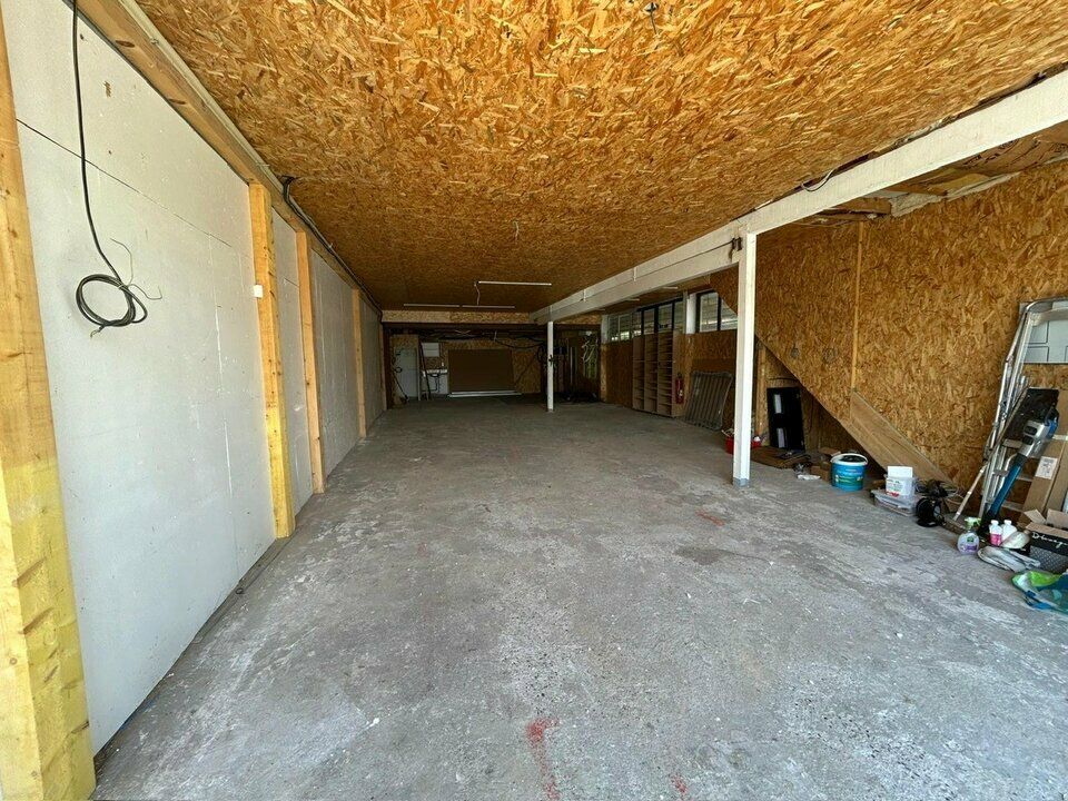 A LOUER, Les Marches (73800), Zone d'Activité Plan Cumin, local artisanal avec atelier de stockage en rdc de 150 m² environ + surface de bureau à l'étage de 140 m², porte sectionnelle, terrain 100 m² environ, stationnement devant le local.