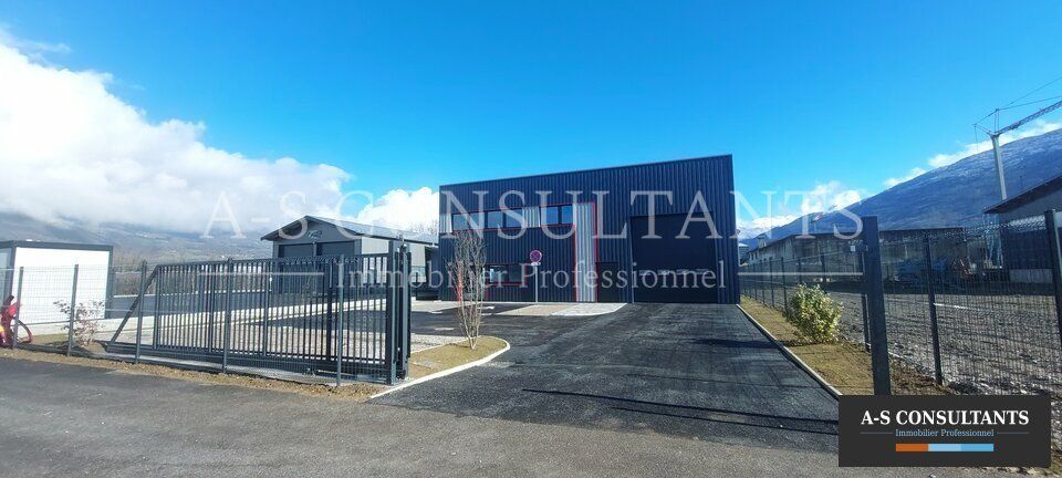A LOUER - 10 minutes d'ALBERTVILLE - commune de SAINTE-HELENE-SUR-ISERE (73460) - bâtiment d'activité neuf - indépendant - 471 m² environ avec mezzanine + 7 places de stationnement privatives.