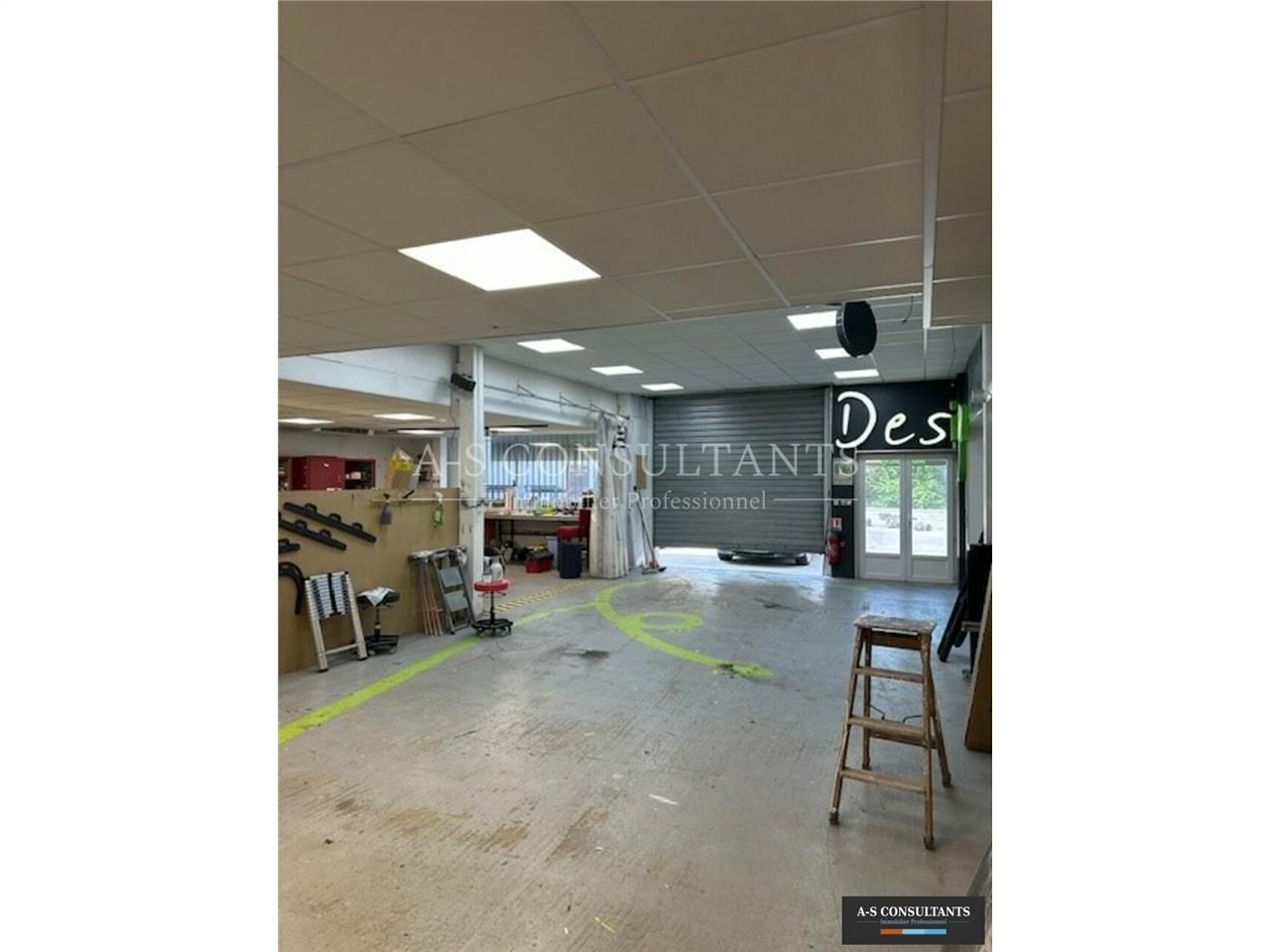 A LOUER, LA RAVOIRE (73490) - local professionnel / atelier avec stockage 250 m² environ en rez de chaussée + surface de 220 m² environ à l'étage avec 2 bureaux fermés, grand open-space - cuisine entièrement équipée - sanitaires et douche.