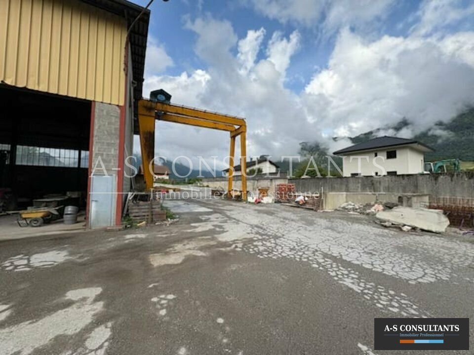 A LOUER - SAINT-FERREOL (74210) - grand entrepôt de stockage de 880 m² environ - pont-roulant 5T - accès poids-lourds -  aménagement et/ ou division possible - surface supplémentaire de terrain disponible sur demande - 