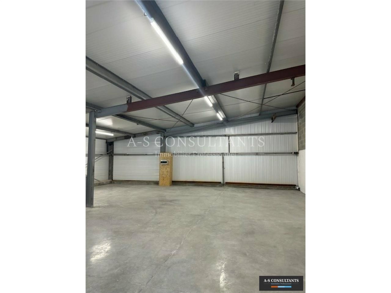 A LOUER, LA RAVOIRE (73490) - 4kms de Chambéry -superbe entrepôt 200 m² environ avec accueil bureau - w.c + douche  40 m² environ - entièrement réhabilité à neuf - accès livraisons - stationnement privatif - site clos.