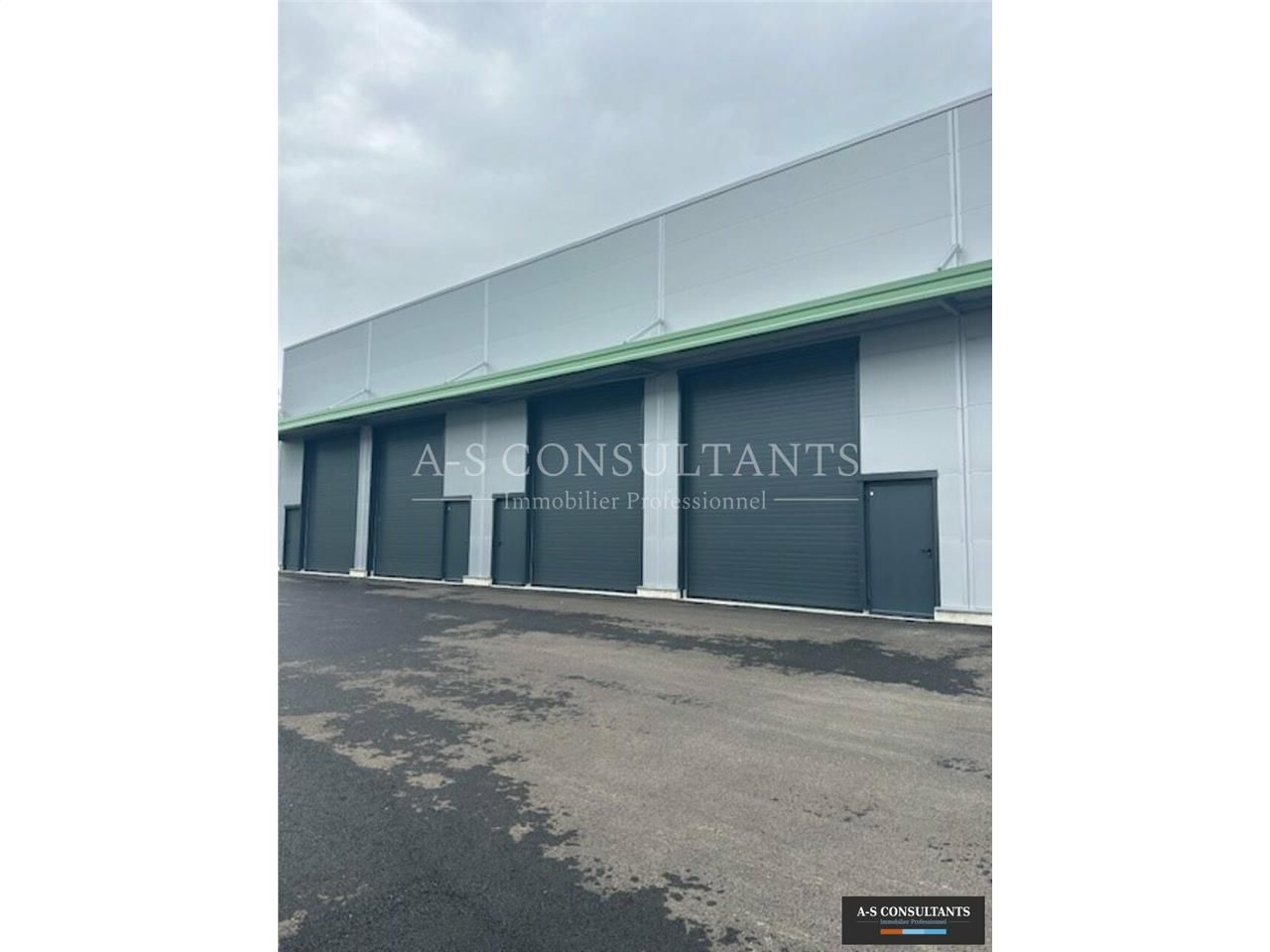 A LOUER - La Biolle (73410) - 15 minutes d'Aix-Les-Bains - 6 cellules neuves de type entrepôt de 87 m² au sol environ + mezzanine 28 m² environ - portes sectionnelles - grande hauteur - accès poids-lourds - réunion de plusieurs box possible.