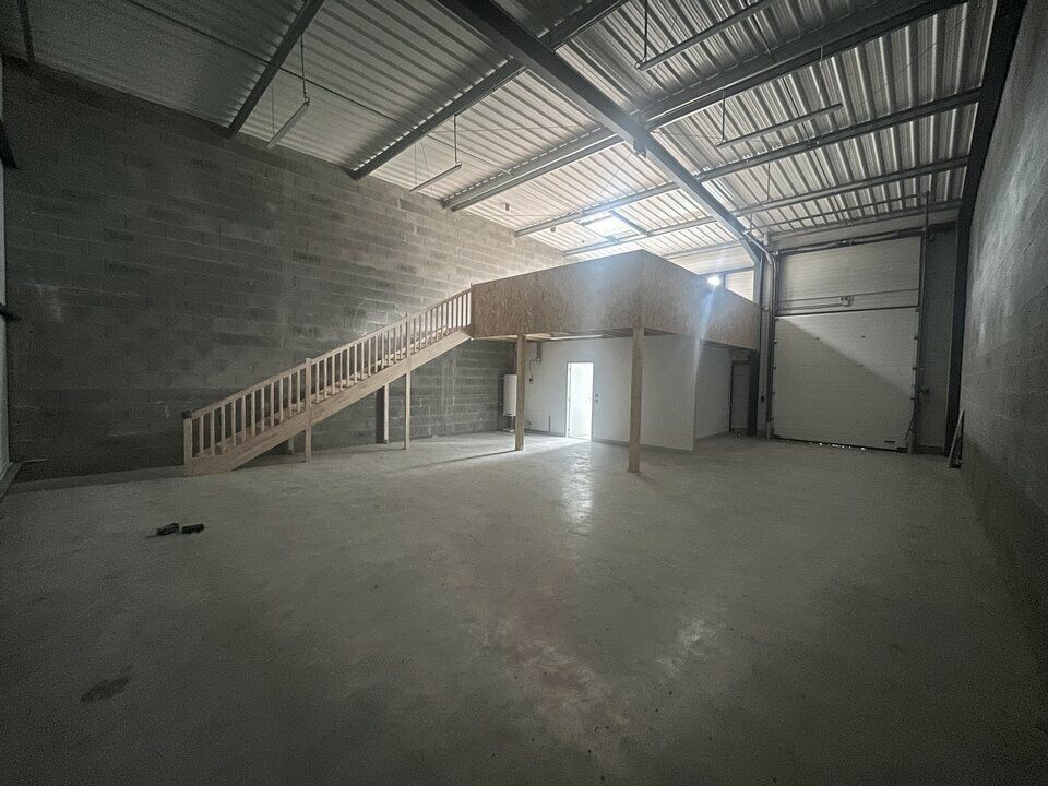 À VENDRE - LOCAL D'ACTIVITÉ 188 m² - Châteaubourg