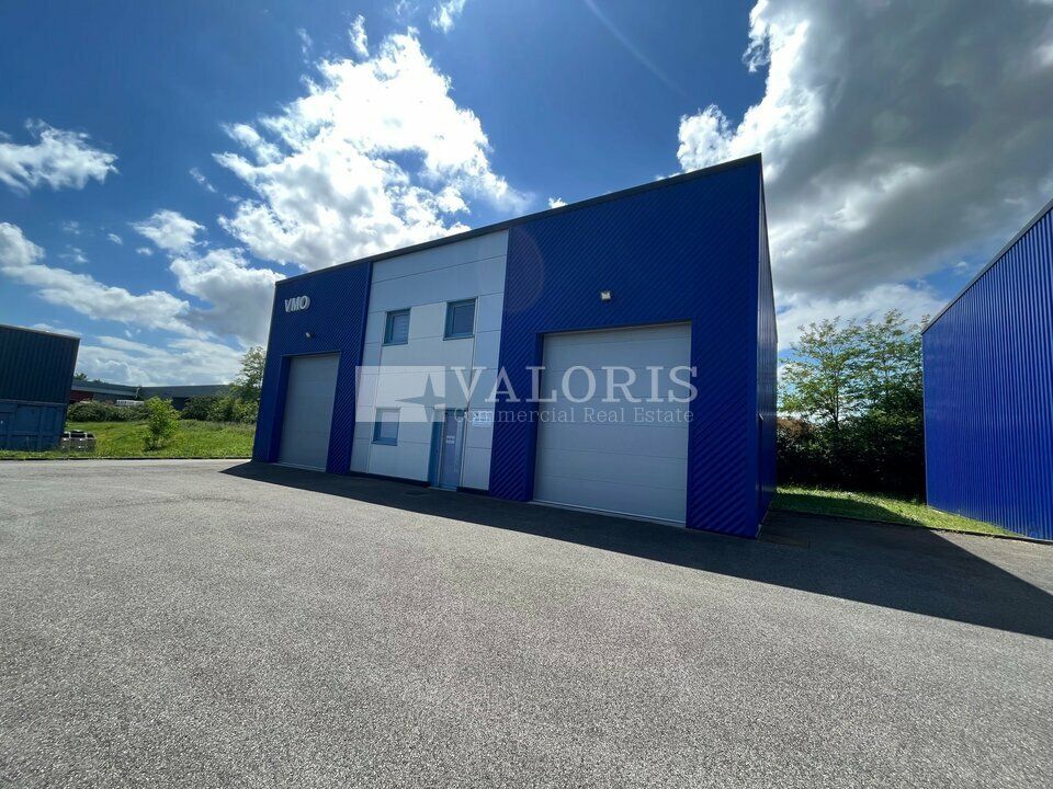 Valoris Real Estate vous propose à la vente un local d'activités indépendant d'une surface totale de 302 m², idéalement situé à Blyes, dans l'Ain.