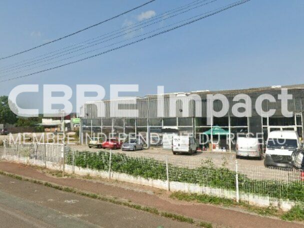 Location local commercial - 885 m²