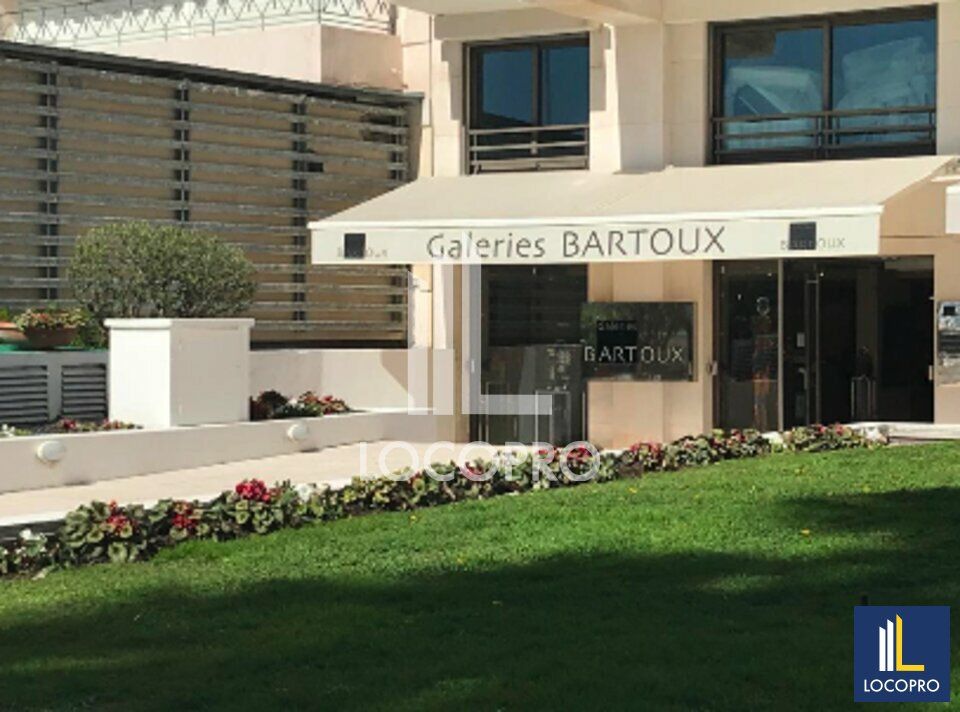 Location local commercial 373 m² non divisibles