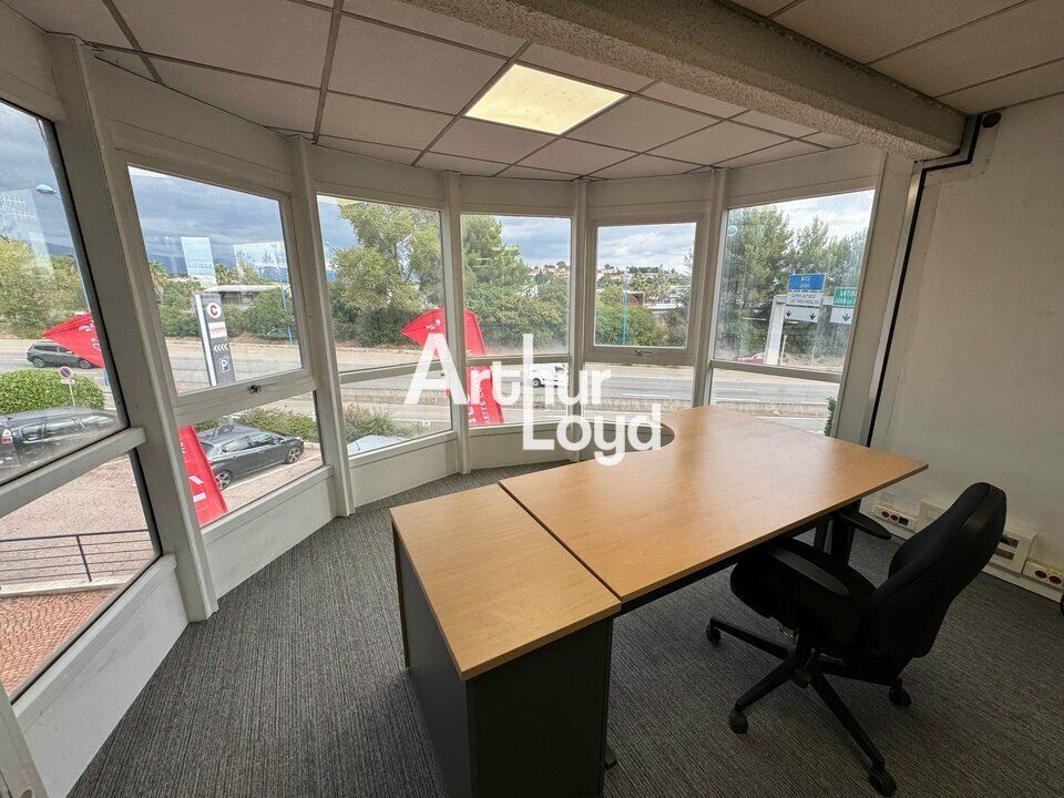 Location bureaux 113 m² en R+2 secteur Antibes - Excellente visibilité