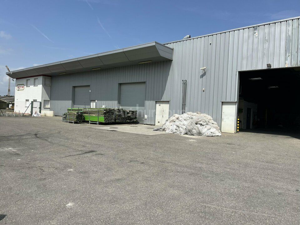 Location local d''activites 2010 m² non divisibles