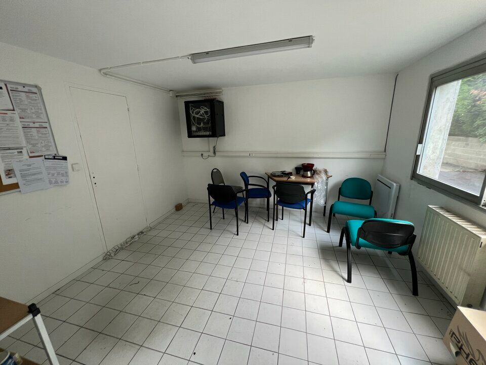 Local d'activité 393 m² avec bureaux et stockage