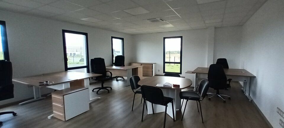 Au cœur d'une ZA en développement - Beau local d'activités récent.