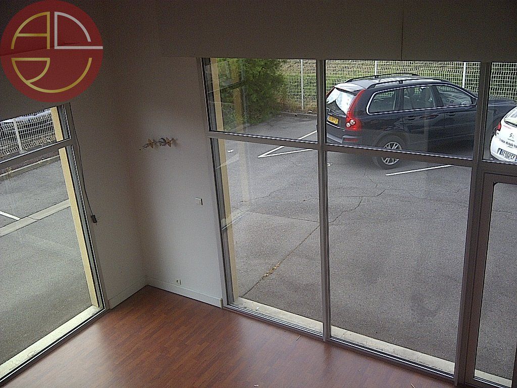 Location local commercial 318 m² à AUCAMVILLE