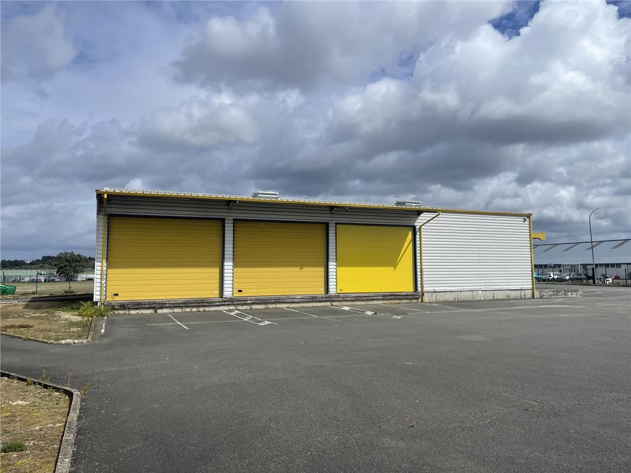 620 m² dispo à Arnage