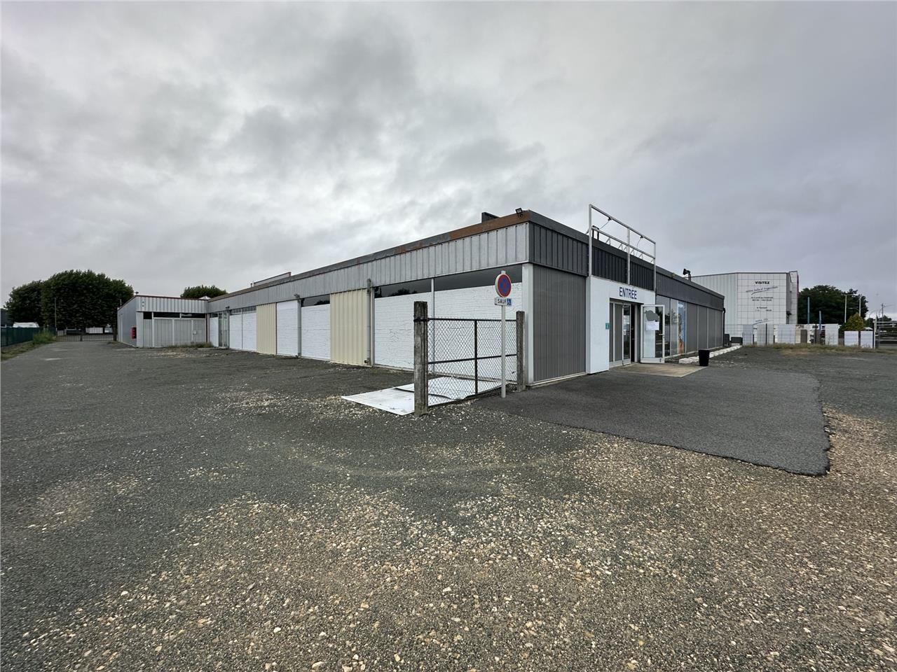 Location local 1500 m² à Lucé