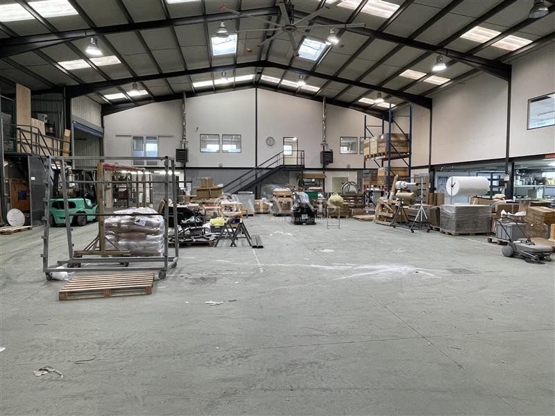 A VENDRE - BATIMENT D'ACTIVITE INDEPENDANT DE 1685 M² - ZONE DYNAMIQUE