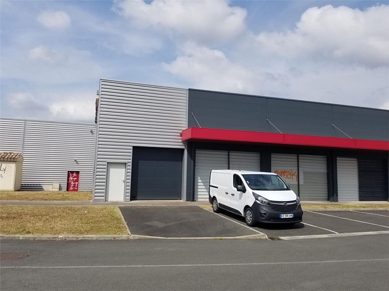 Location local commercial 400.00 m² à LIBOURNE