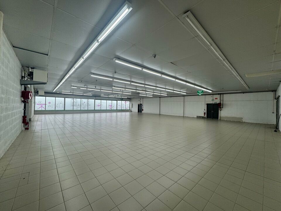 1967 m² pour ce local commercial en location à Carpiquet
