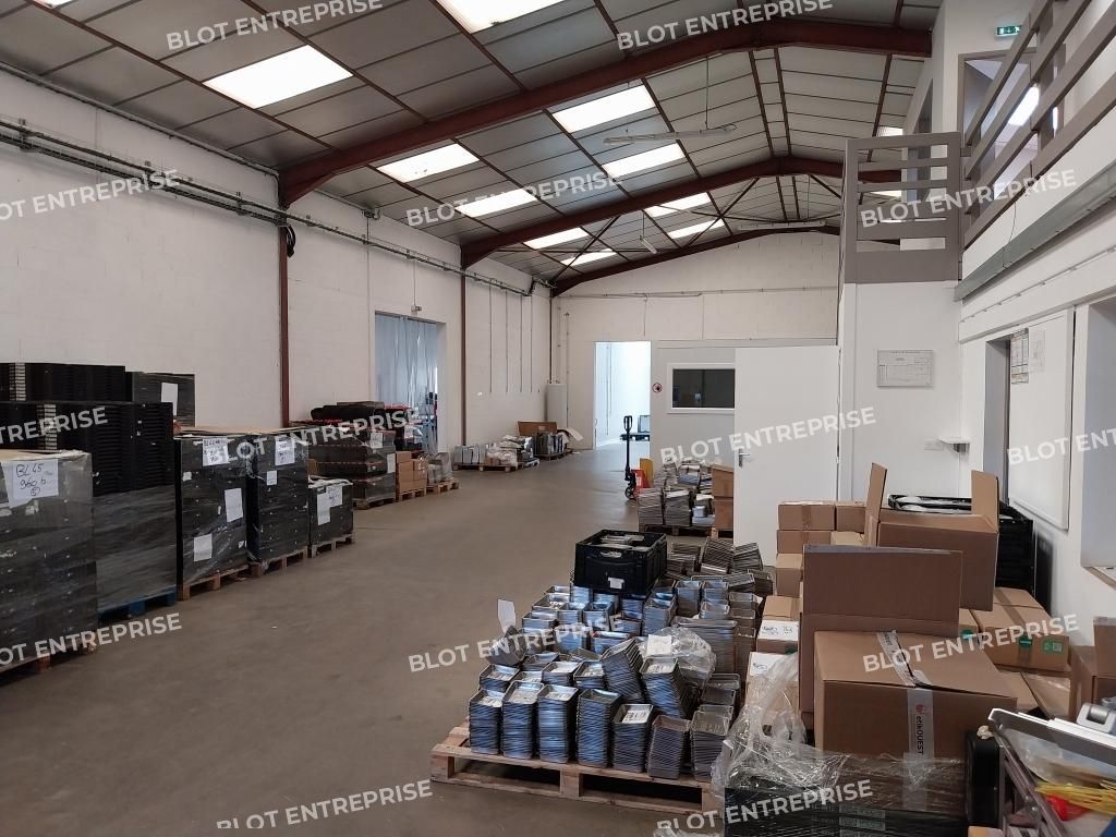 Location entrepôts 855 m² non divisibles