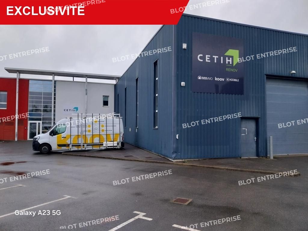 Location entrepôts 700 m² non divisibles