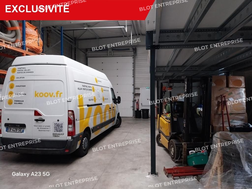Location entrepôts 700 m² non divisibles