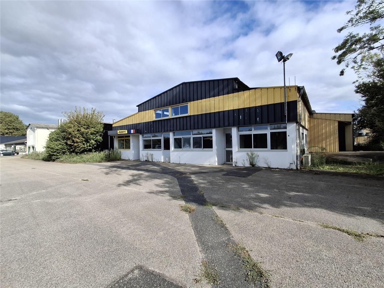 Location local 6750 m² à Saint-Trivier-sur-Moignans