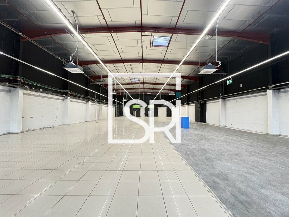 Location local commercial 981.7 m² non divisibles