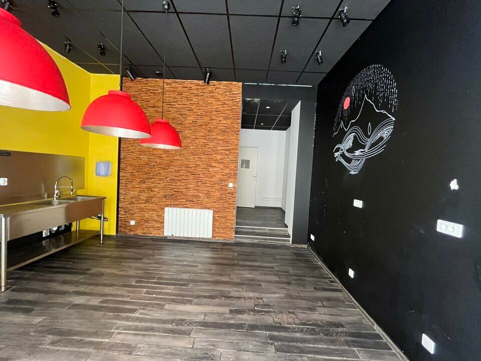 Valoris Real Estate vous propose,situé au rez-de-chaussée dans le dynamique 7ème arrondissement de Lyon, ce local commercial de 26 m² est disponible immédiatement.