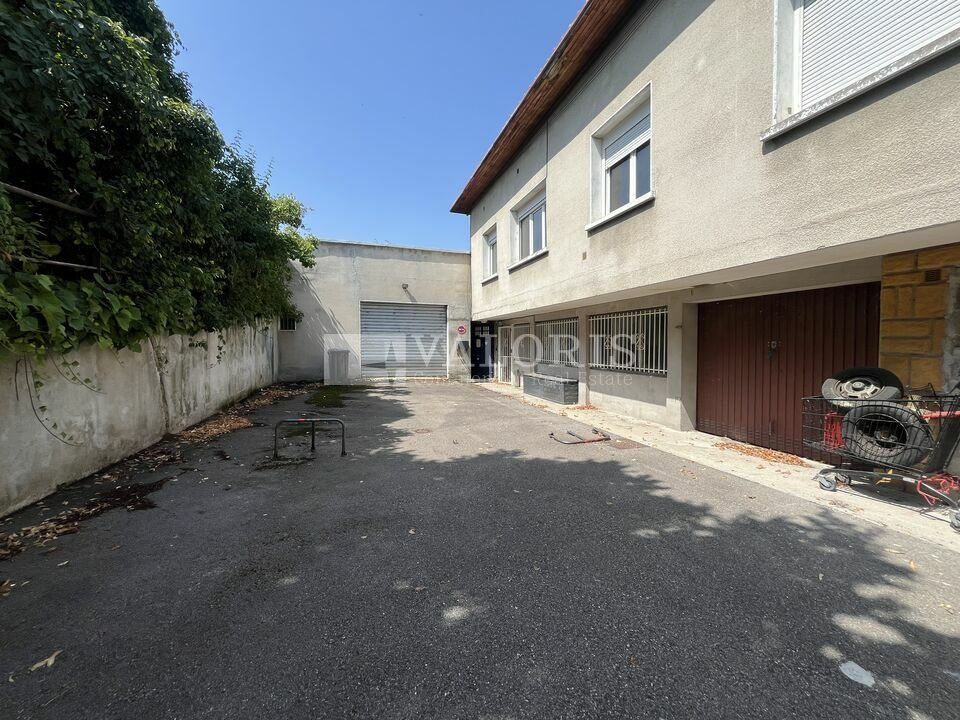 Valoris Real Estate vous propose à la vente, un local d'activité idéalement situé à Oullins - Pierre Bénite, proche des axes routiers et de la gare. Au sein d'une petit copropriété réhabilité, en fond de cours sécurisée. Garage et bureaux attenant. 