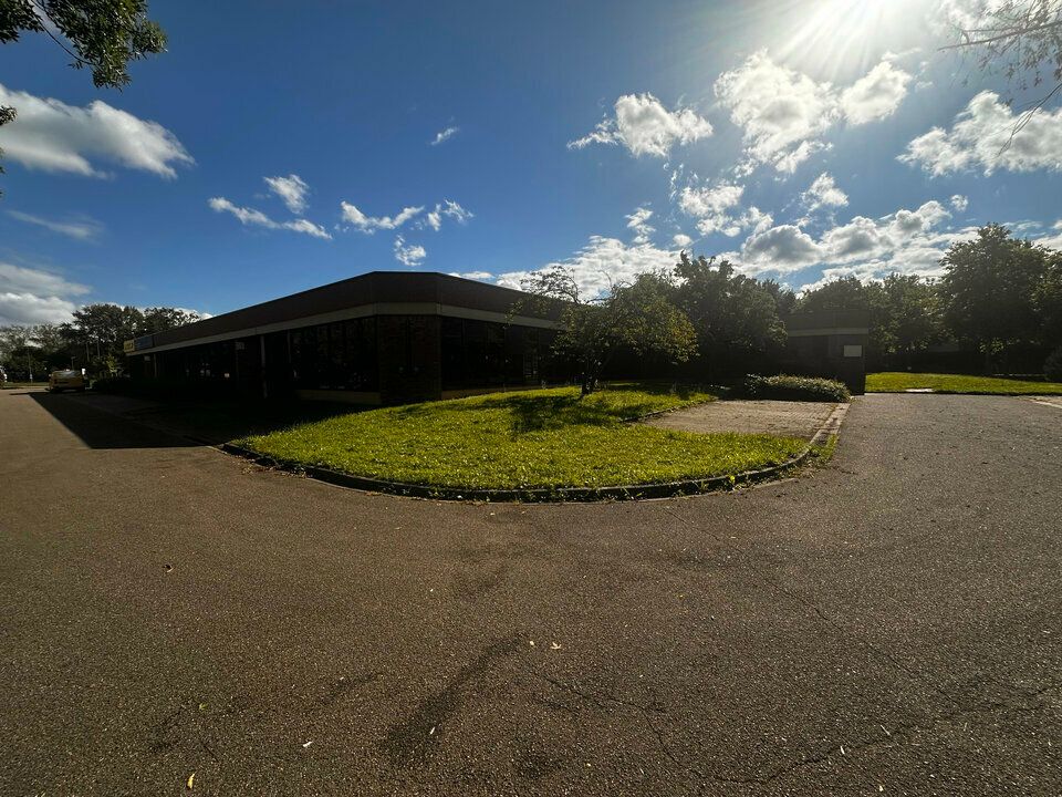 Location local d''activites 1280.9 m² divisibles à partir de 151.9 m²