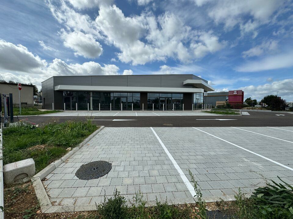 BATIMENT COMMERCIAL FACE IKEA