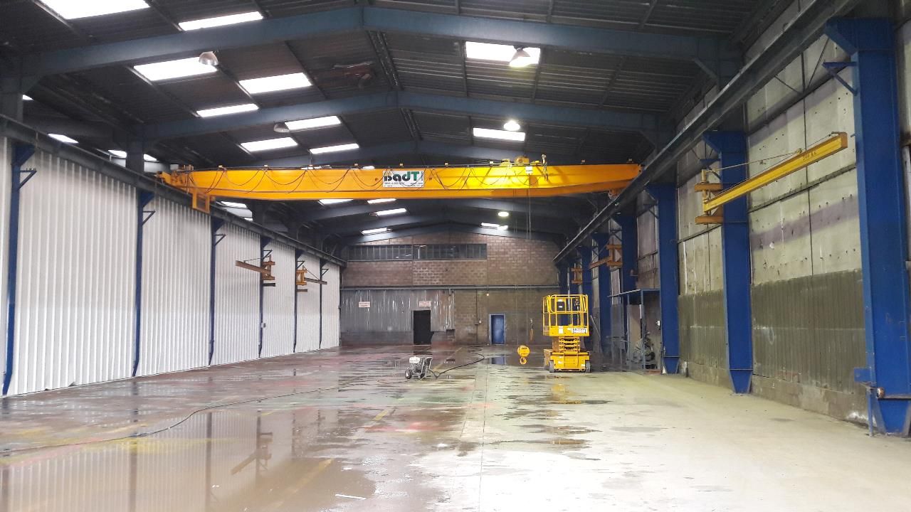 Situation stratégique - proche d'axes - Visibilité.