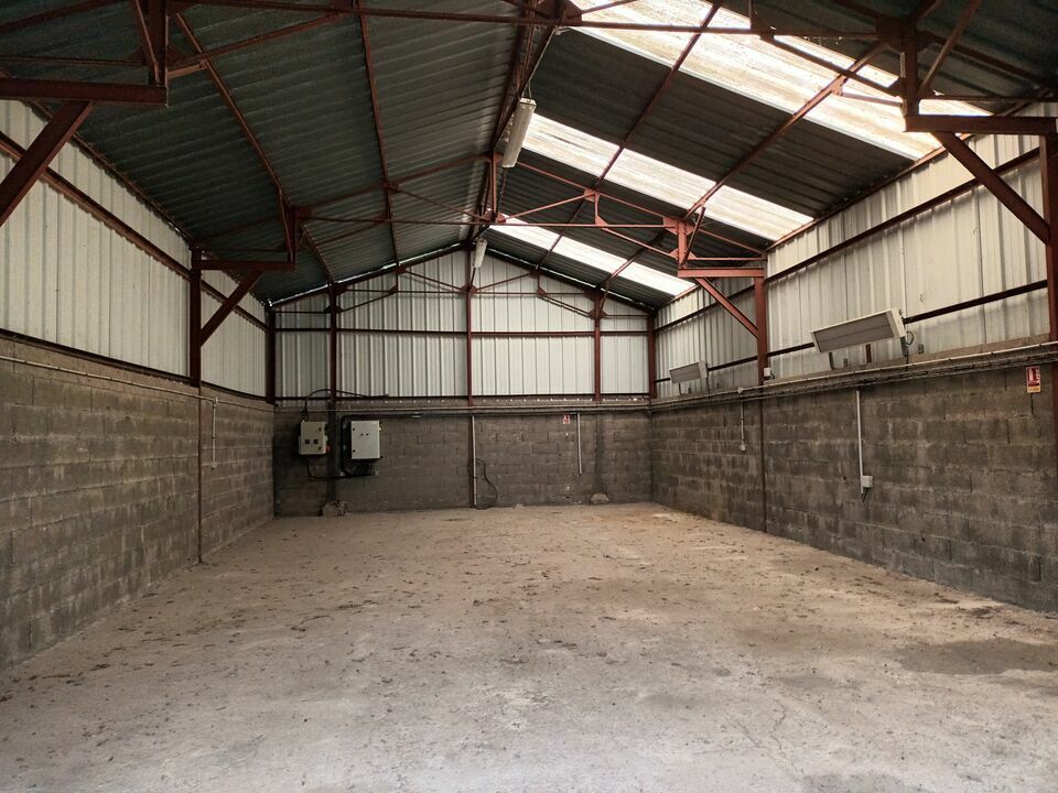 AXE PASSANT - Emplacement stratégique - Grand terrain.