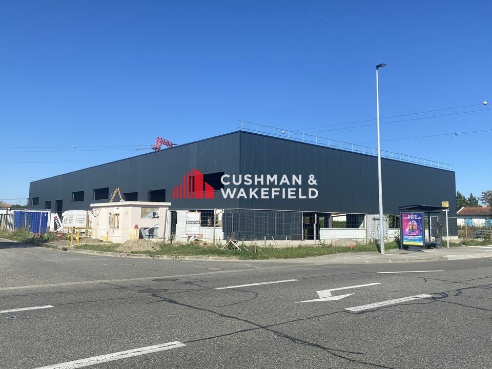 Vente local d''activites 2268.4 m² divisibles à partir de 250 m²