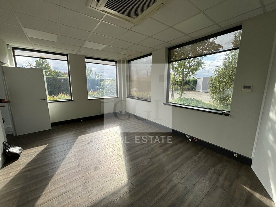 À LOUER – BUREAUX DE 255 m² SUR 2 NIVEAUX – CORBAS / PROXIMITÉ A46
