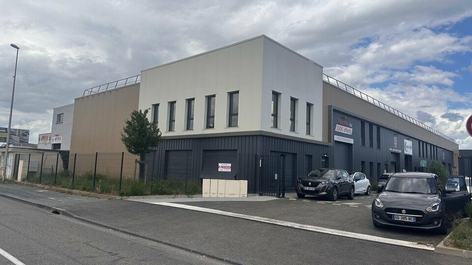 À VENDRE – CELLULE D'ACTIVITÉS AVEC BUREAUX ET MEZZANINE – GENAY (NORD DE LYON)