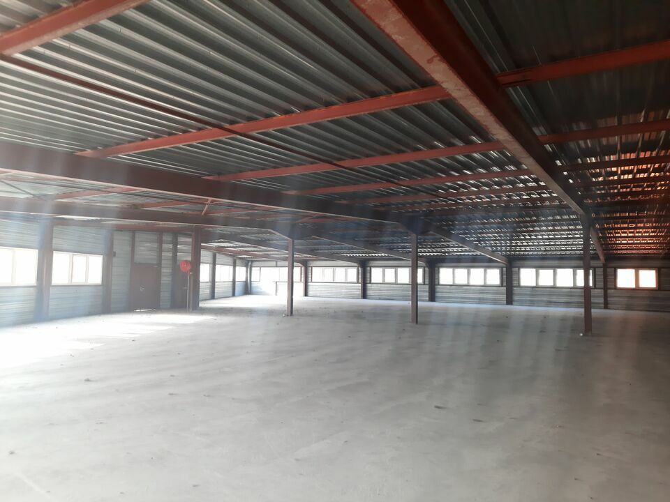Location local commercial 3200 m² divisibles à partir de 329 m²