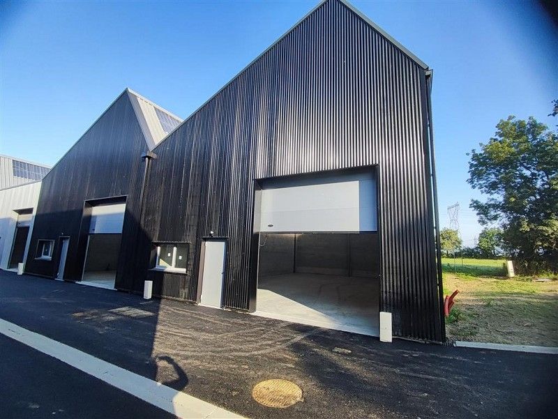 Location entrepot 156 m² à CORDEMAIS