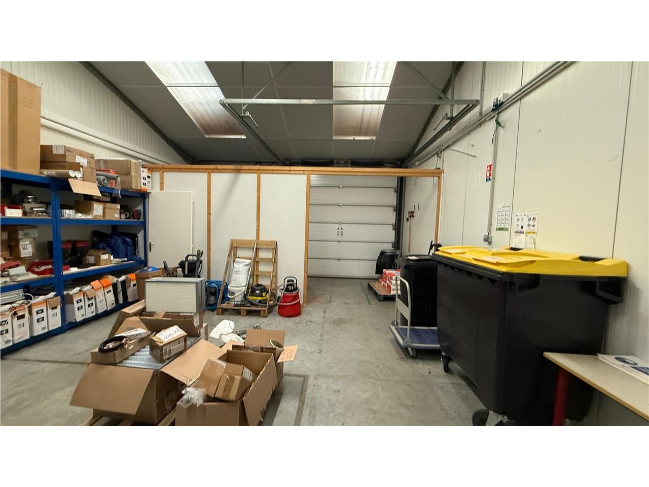 Location entrepots 116 m² non divisibles