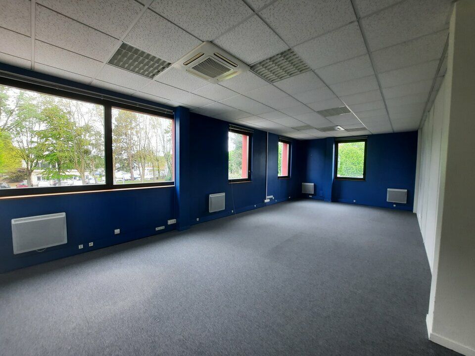 TRES BON ETAT - BUREAUX + PARKINGS.