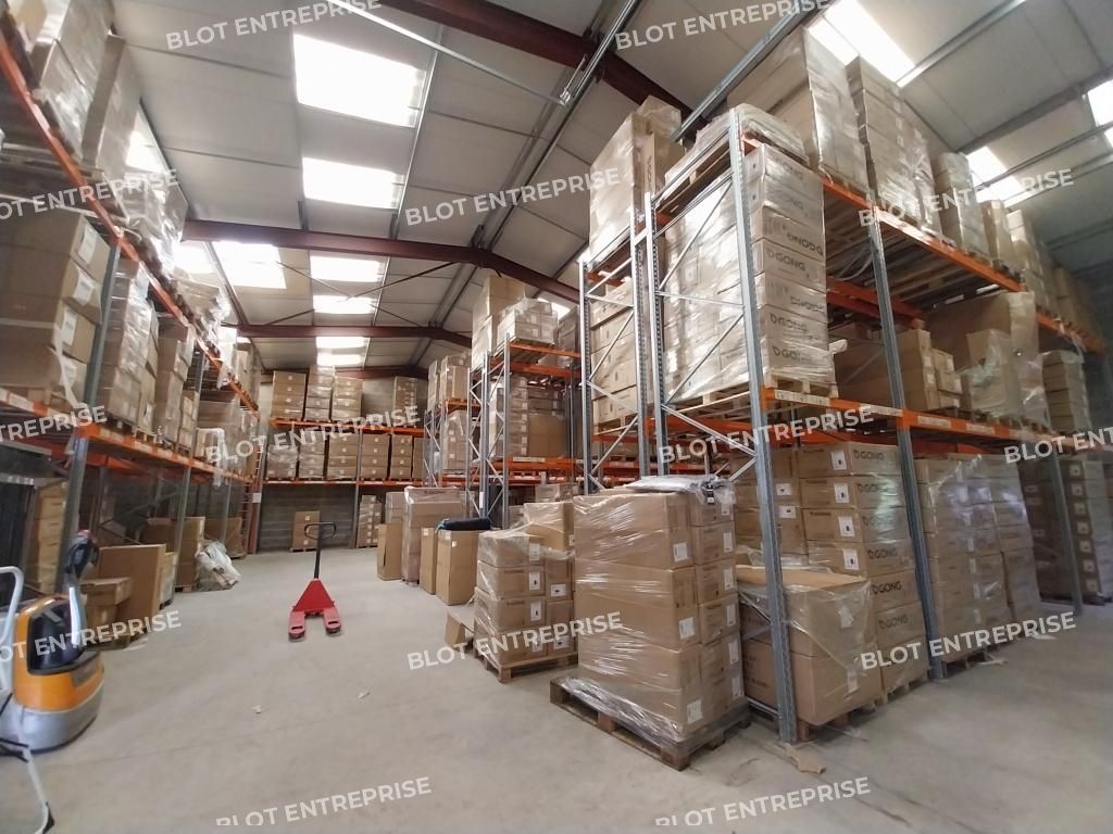 Location entrepôts 396 m² non divisibles