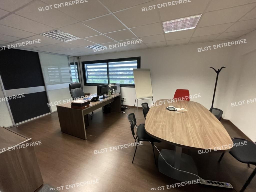 Location entrepôts 804 m² non divisibles