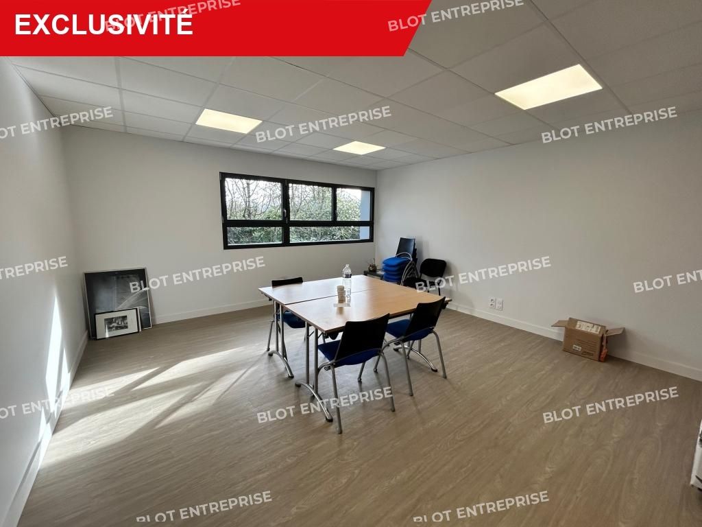 Location entrepôts 650 m² non divisibles
