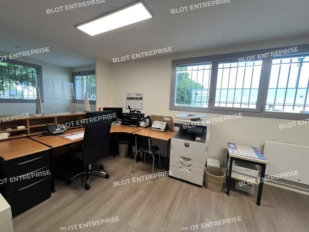 Location entrepôts 370 m² non divisibles