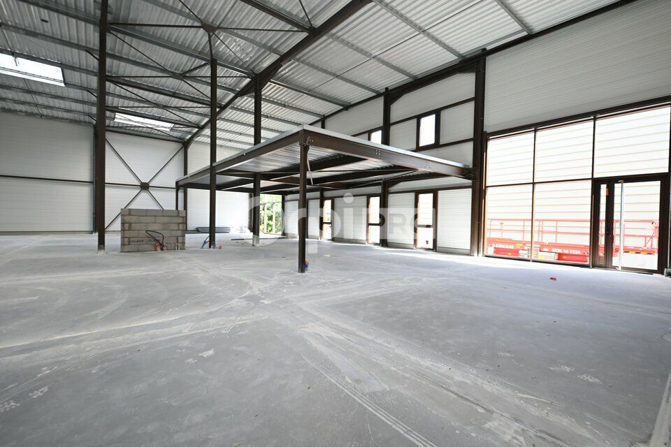 CELLULE D'ACTIVITE A VENDRE OU A LOUER - 1 231 m² DIVISIBLE - SAINT MARCEL